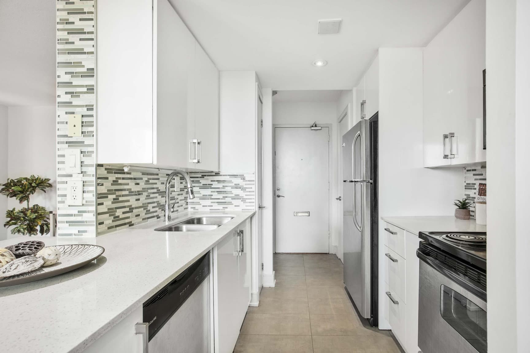 225 Davisville Avenue - Photo 2