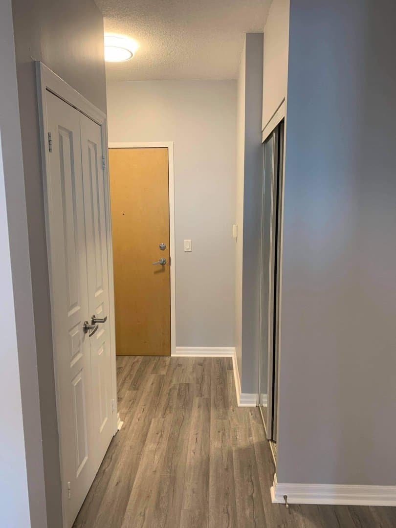 220 Burnhamthorpe Road West - Photo 2