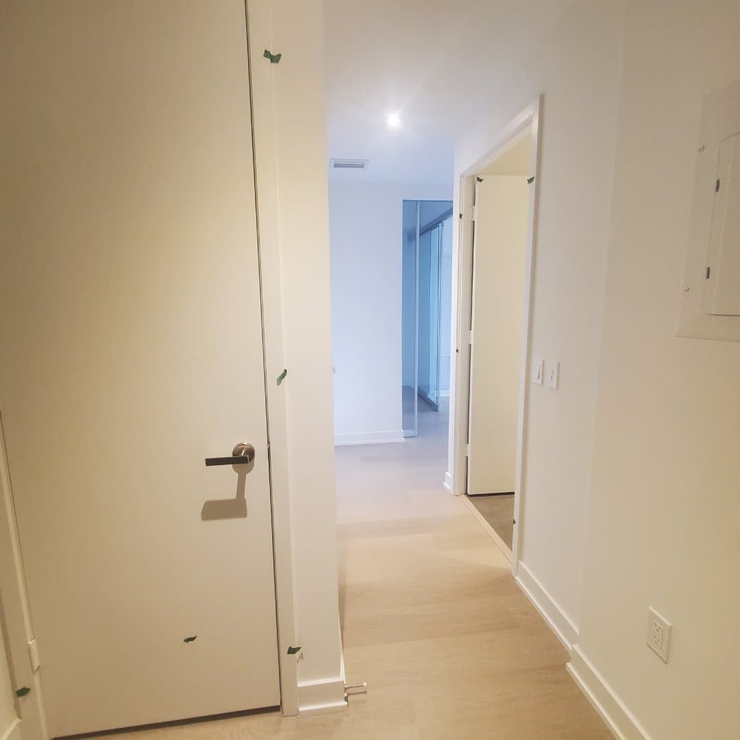448 Burnhamthorpe Road West - Photo 2