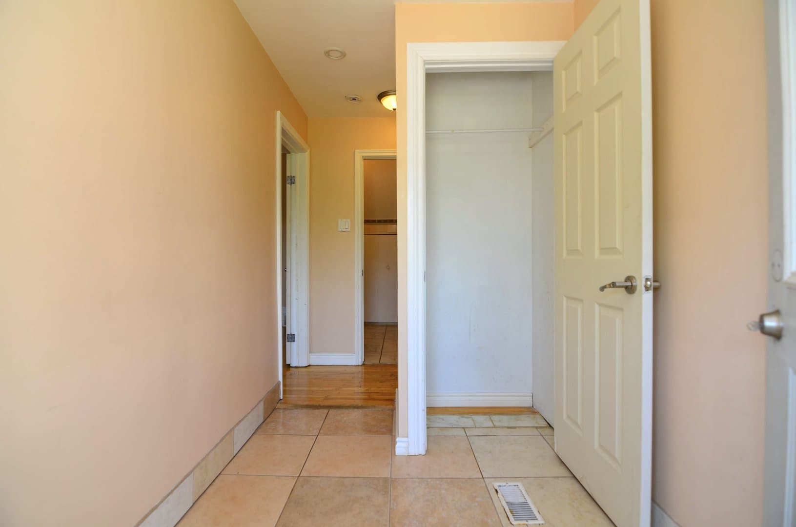 1041 Haig Boulevard - Photo 2