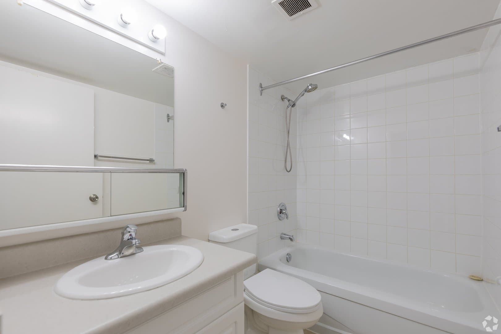 1850 Rathburn Road East - Photo 4