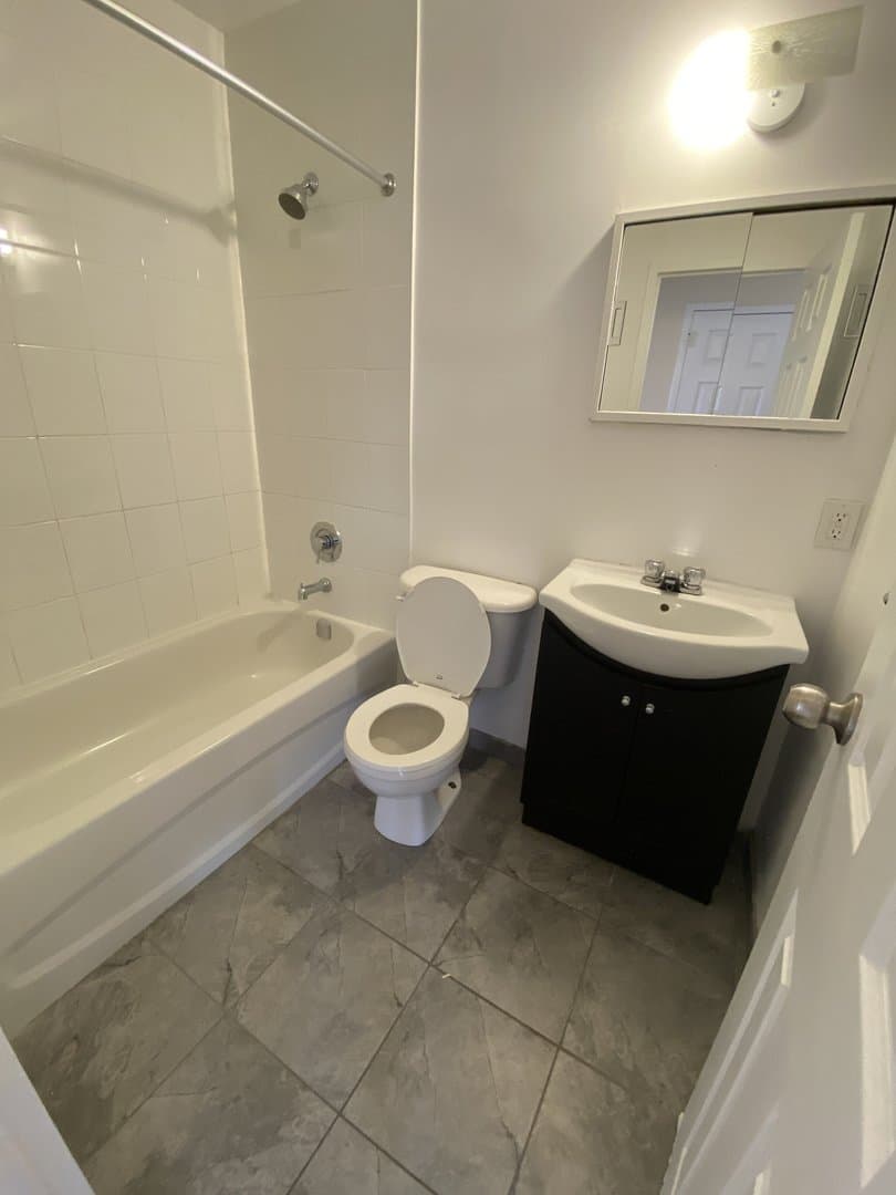 480 Lakeshore Road East - Photo 3
