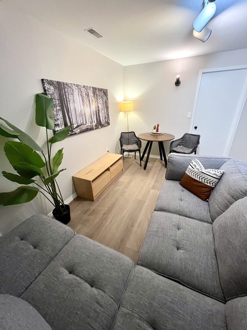 180 Queen Street West - Photo 4