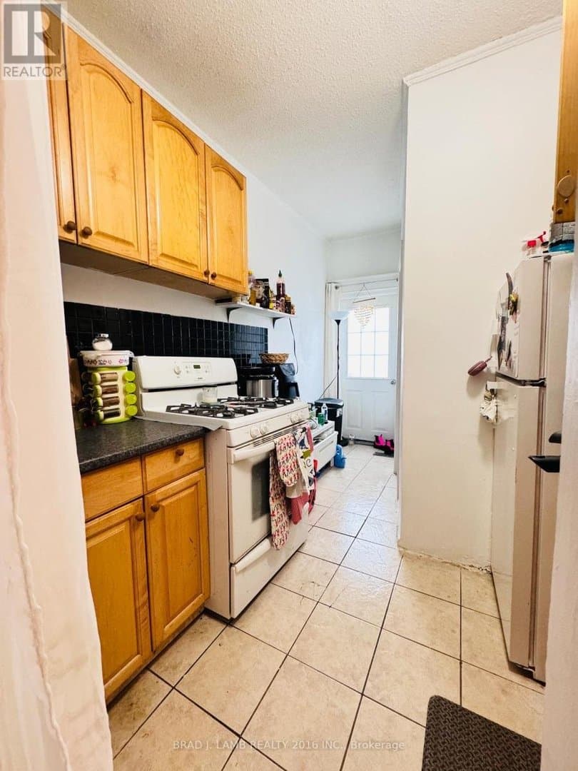 552 Dupont Street - Photo 3