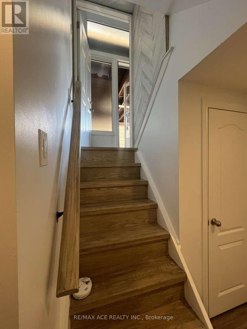 21 Ada Crescent - Photo 2