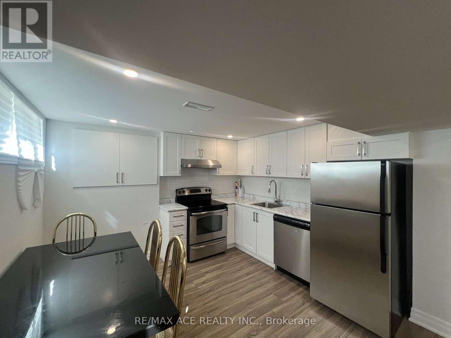 21 Ada Crescent - Photo 4