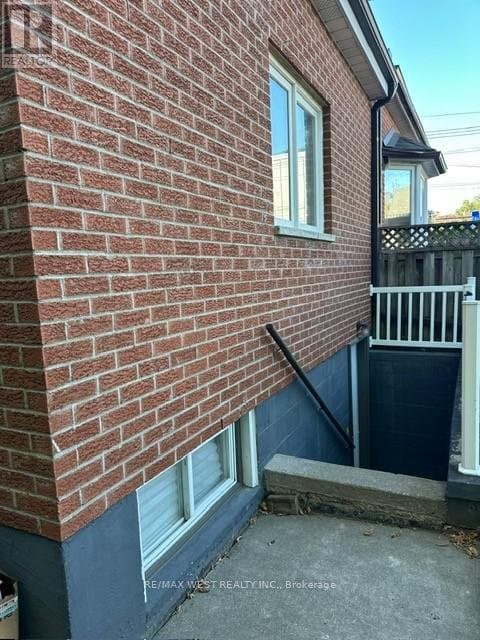 563 Ossington Avenue - Photo 3