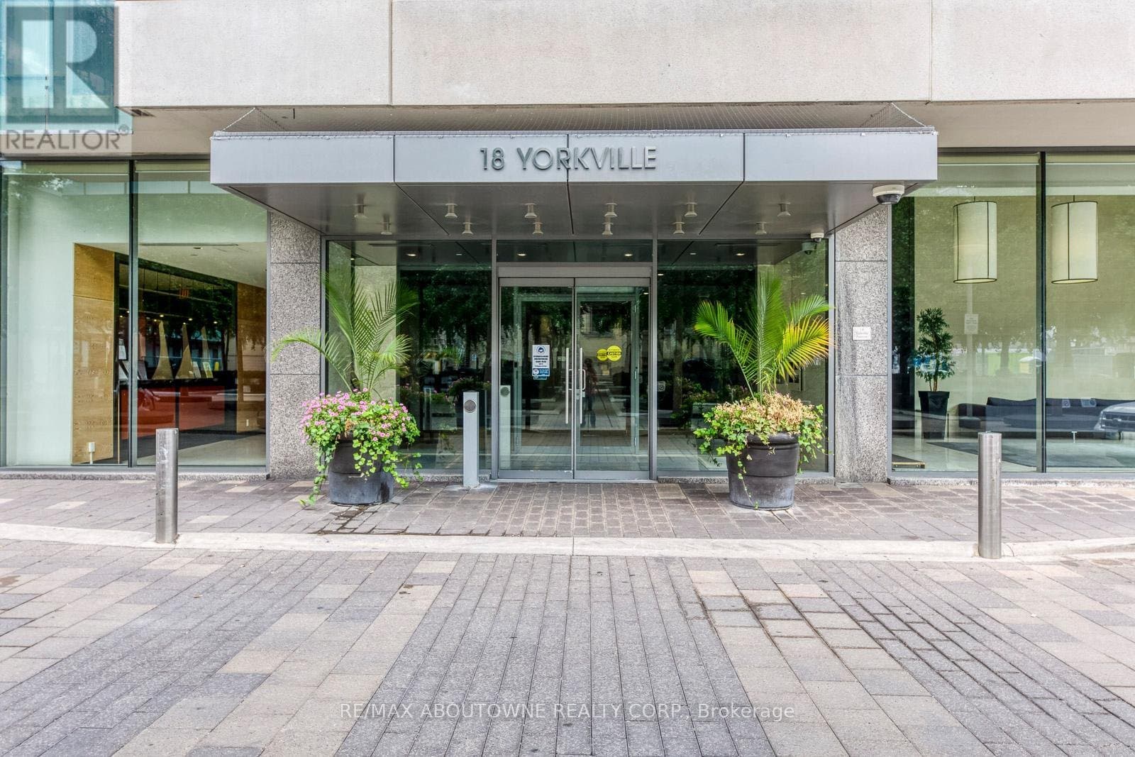 18 Yorkville Avenue - Photo 2