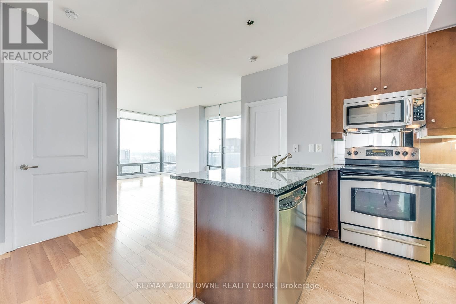 18 Yorkville Avenue - Photo 4