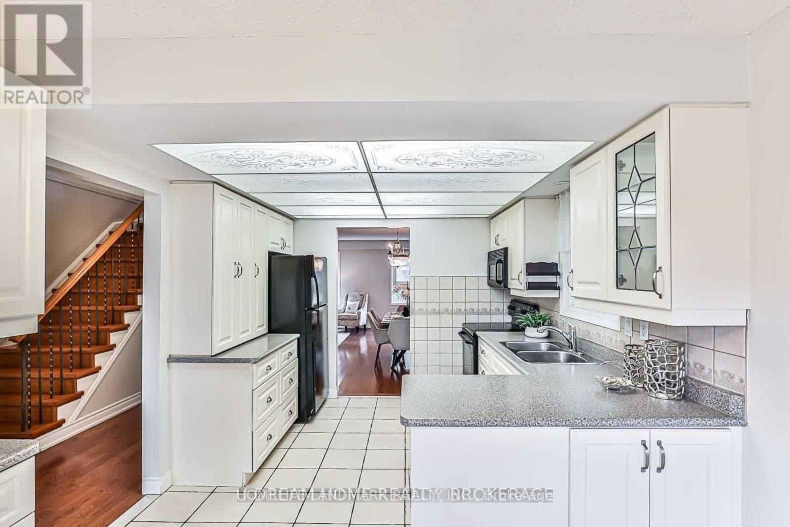 115 Carnival Court - Photo 2