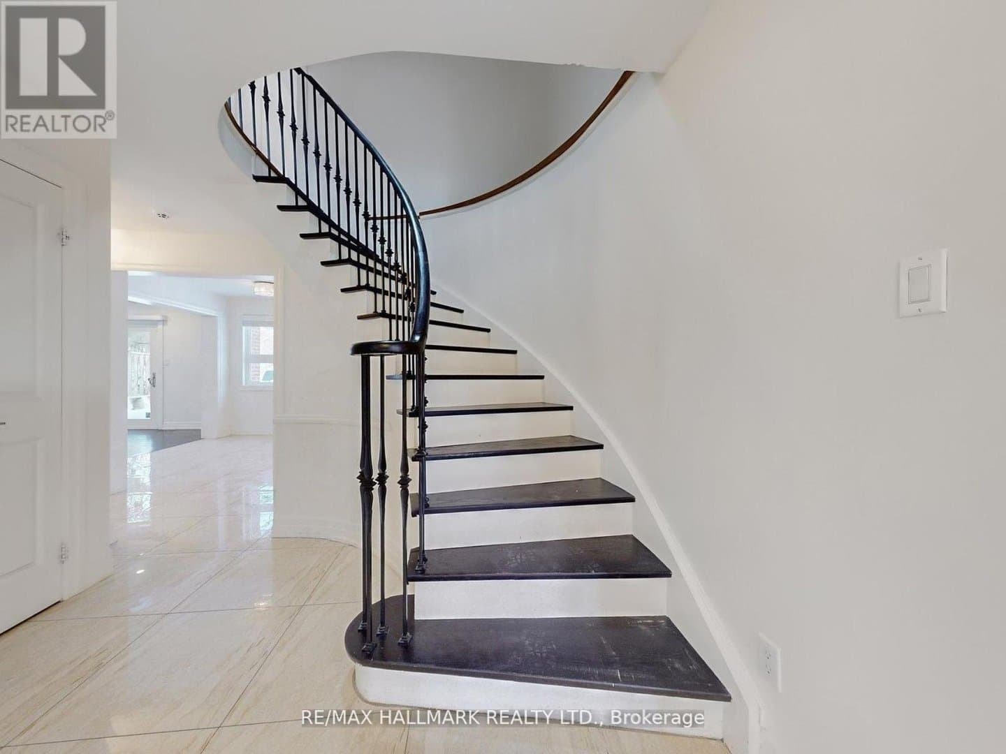 235 Old Yonge Street - Photo 2