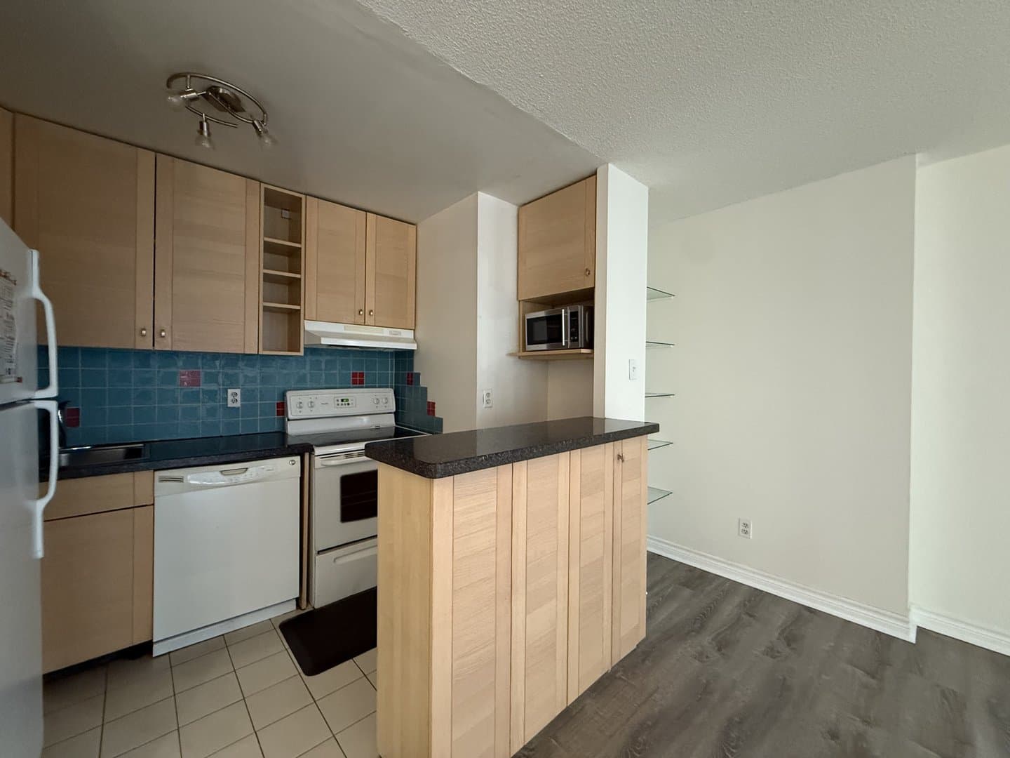 55 Centre Avenue - Photo 1