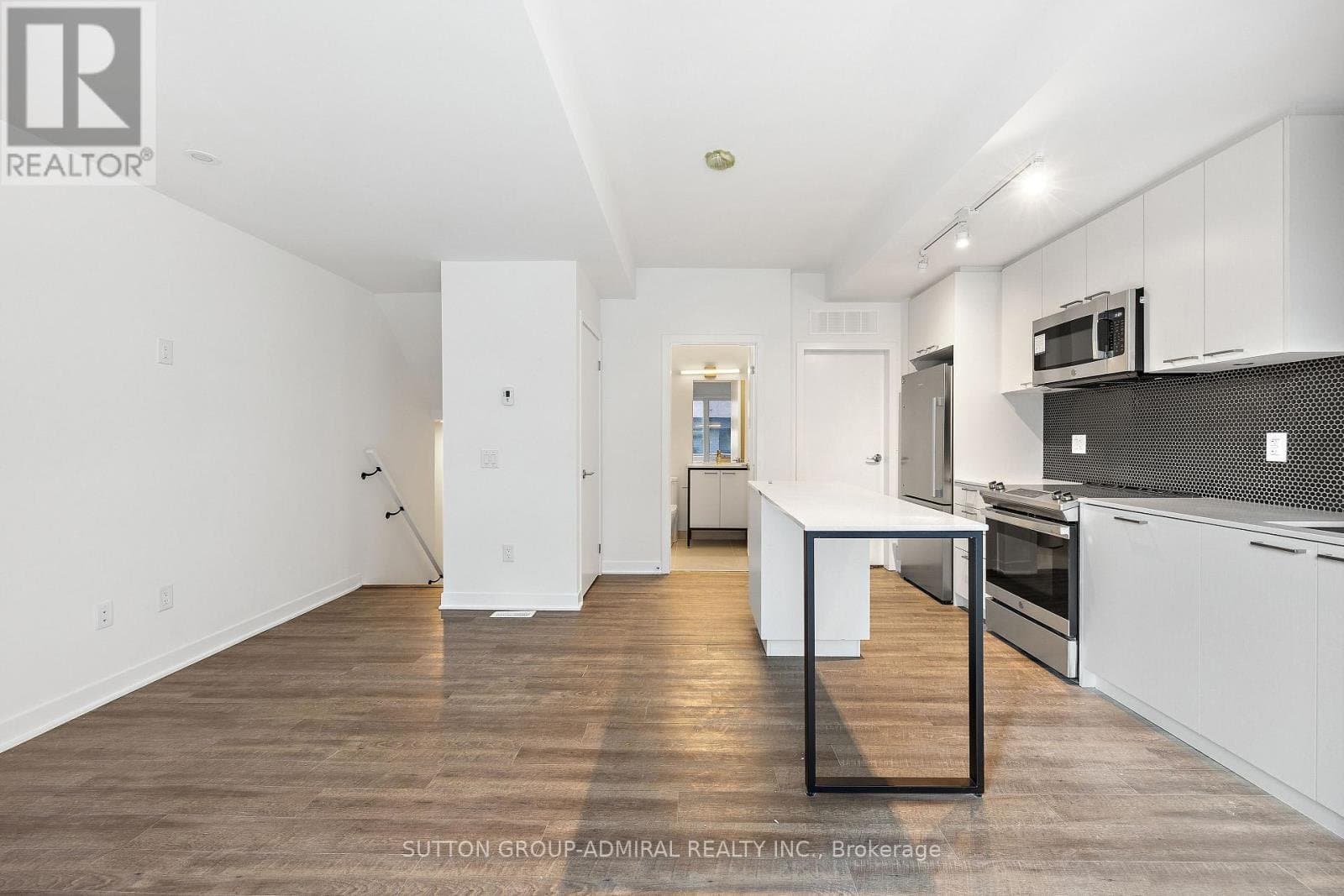 10 Ed Clark Gardens - Photo 2