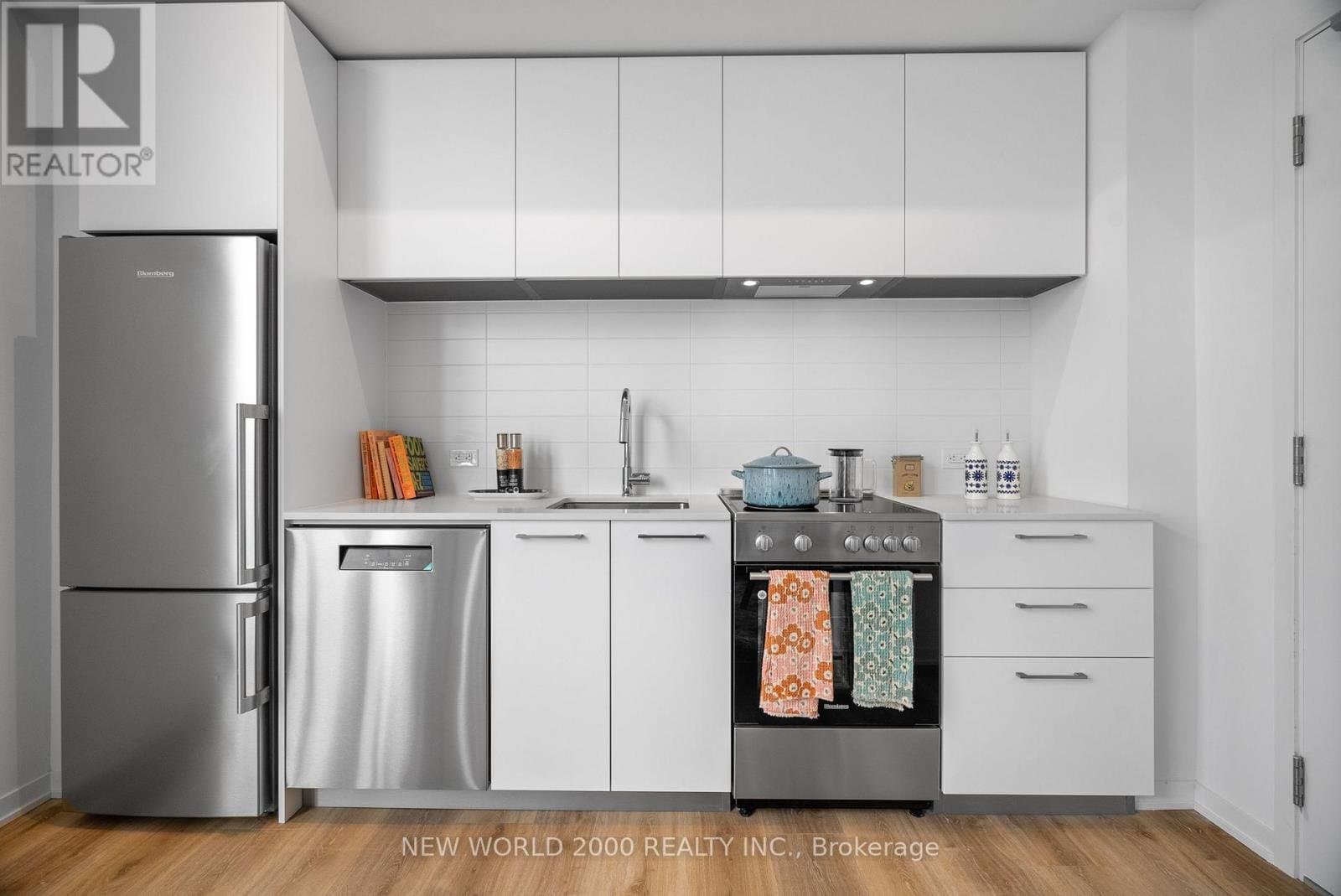 101 Roehampton Avenue - Photo 1