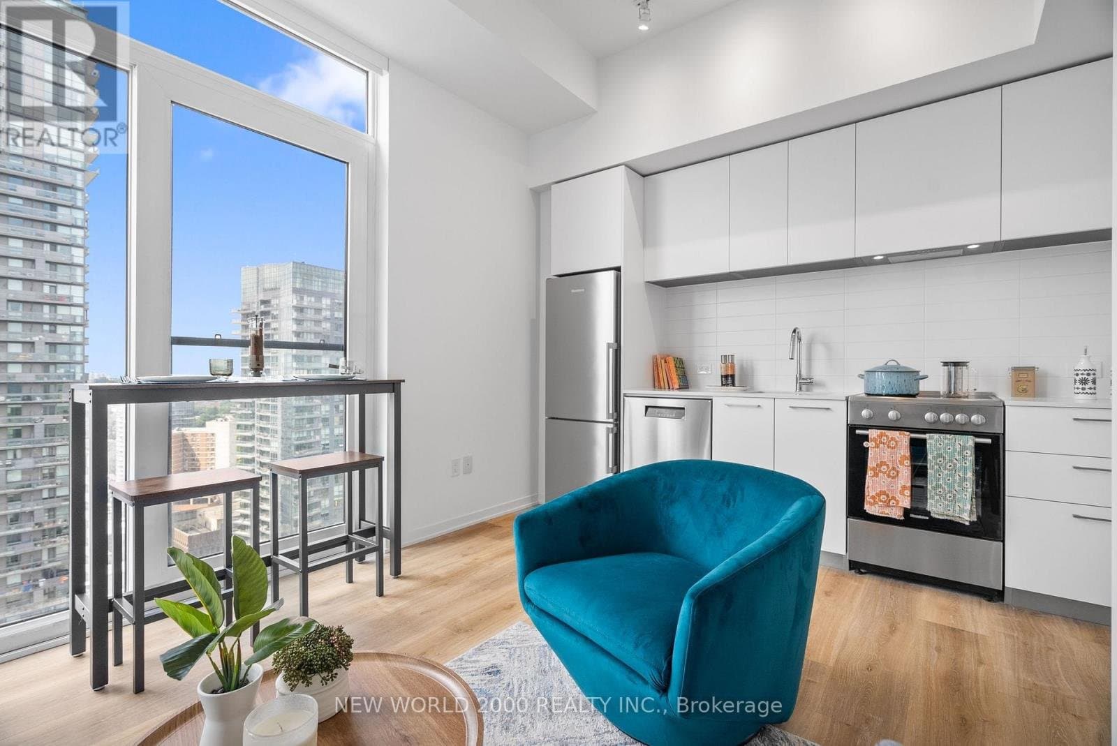 101 Roehampton Avenue - Photo 2