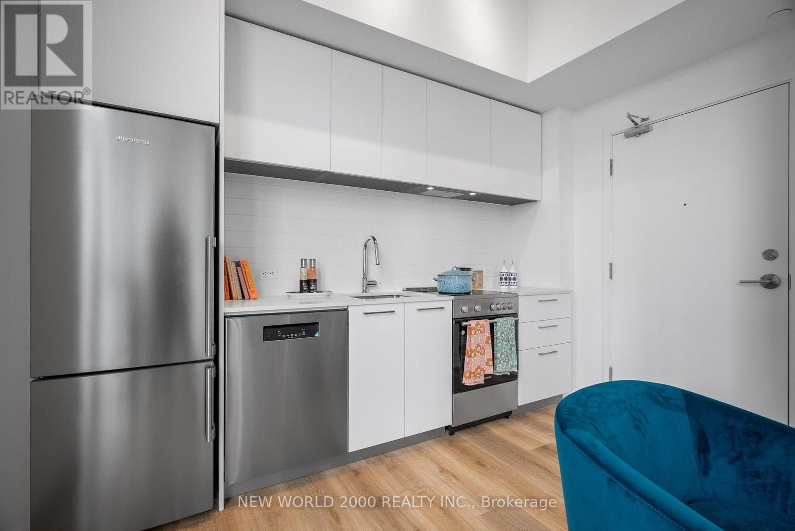 101 Roehampton Avenue - Photo 3