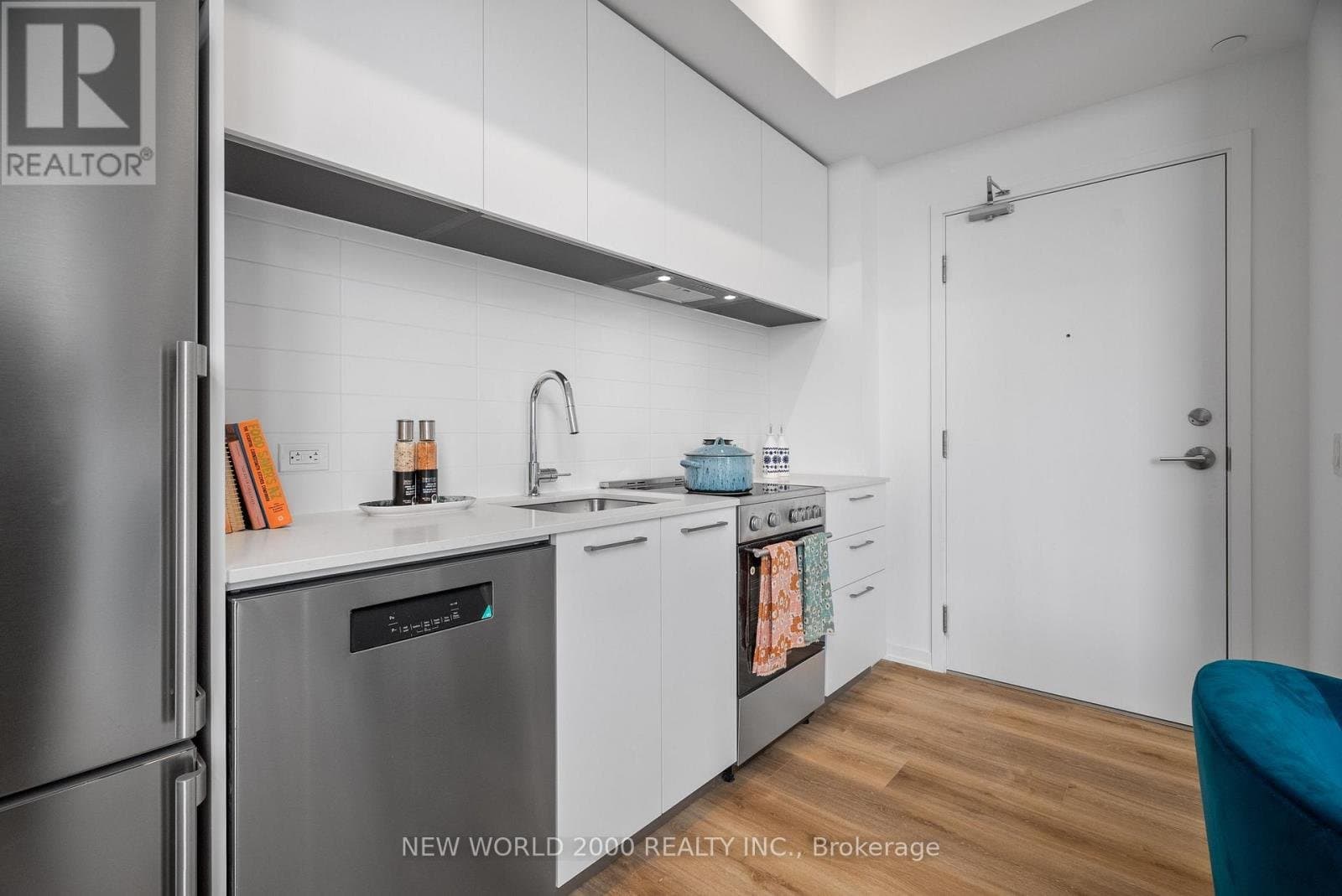101 Roehampton Avenue - Photo 4