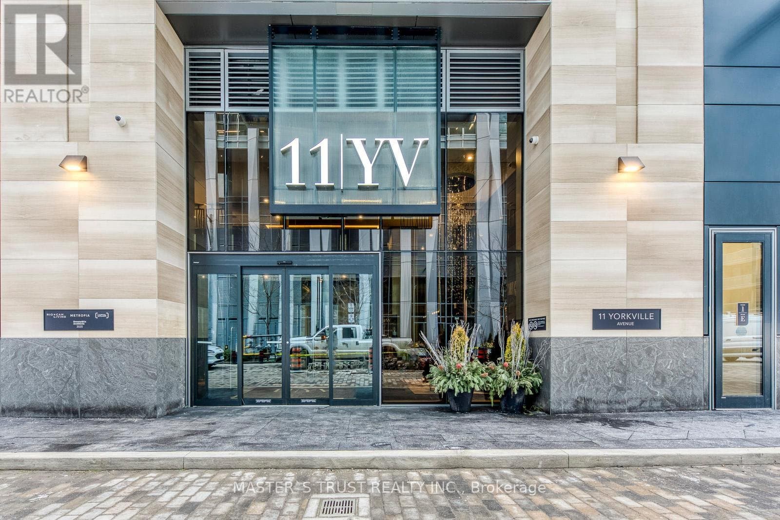11 Yorkville Avenue - Photo 3