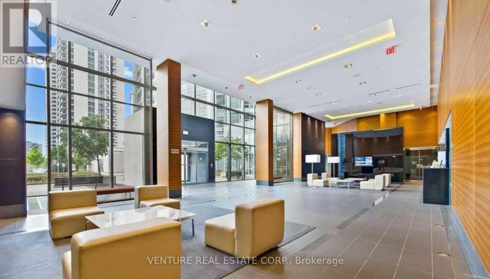 135 Village Green Square - Photo 4