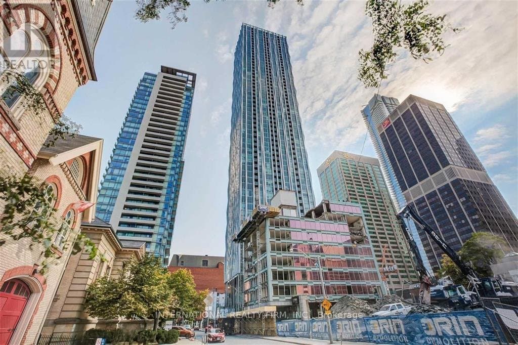 1 Yorkville Avenue - Photo 1