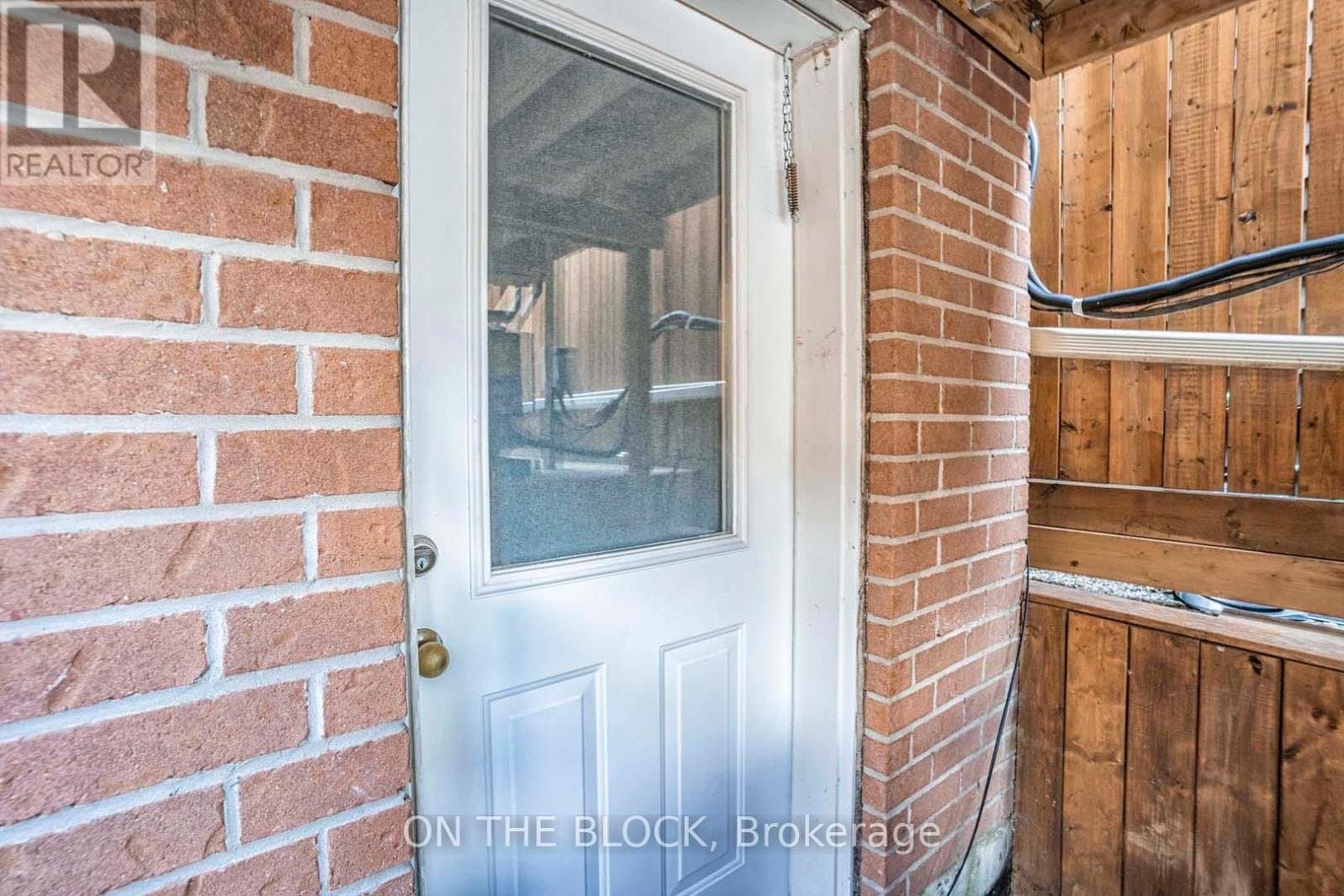 49 Leslie Street - Photo 2