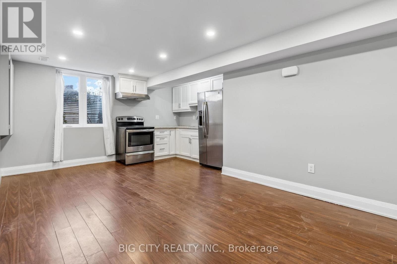 465A Cosburn Avenue - Photo 1