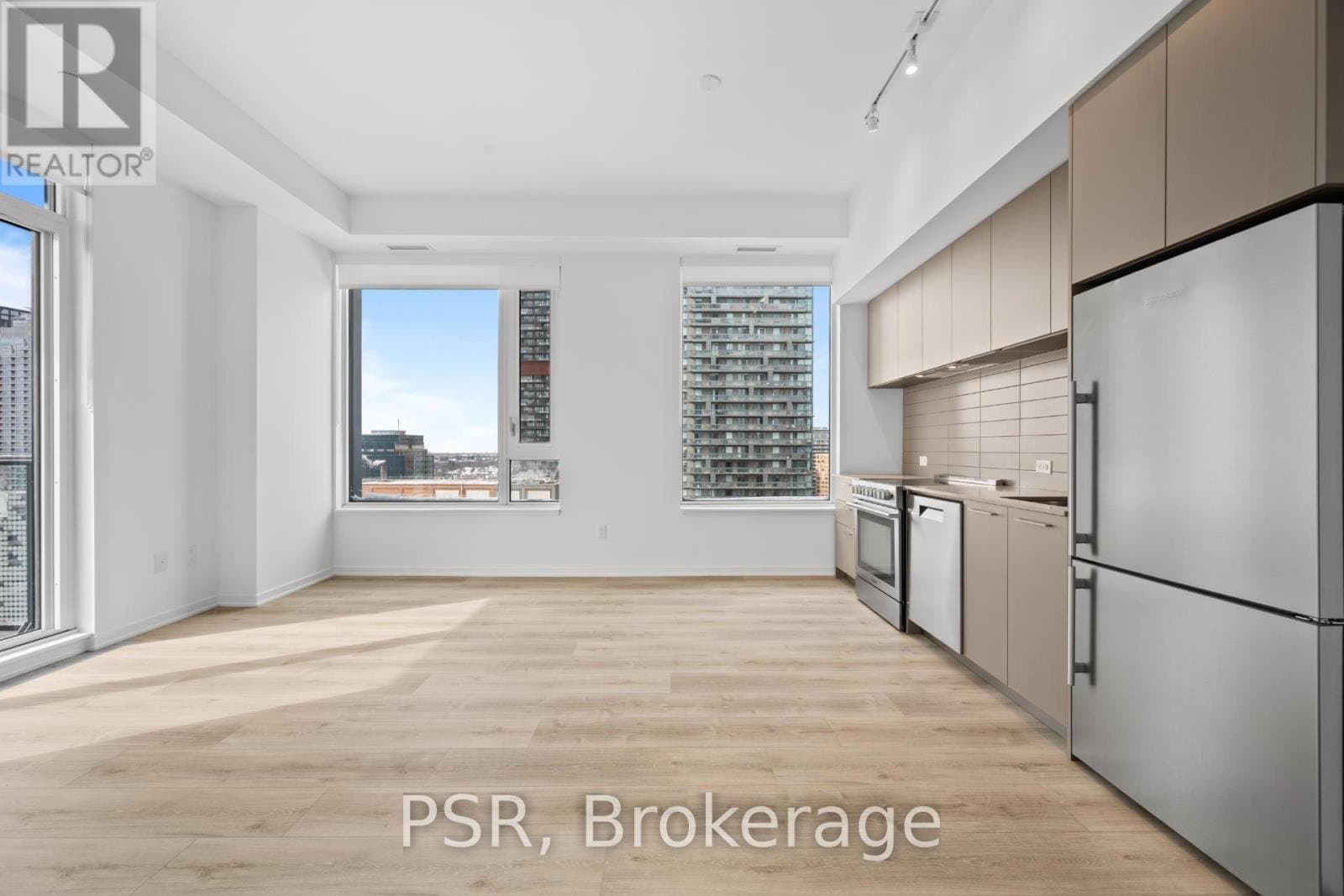 101 Roehampton Avenue - Photo 2