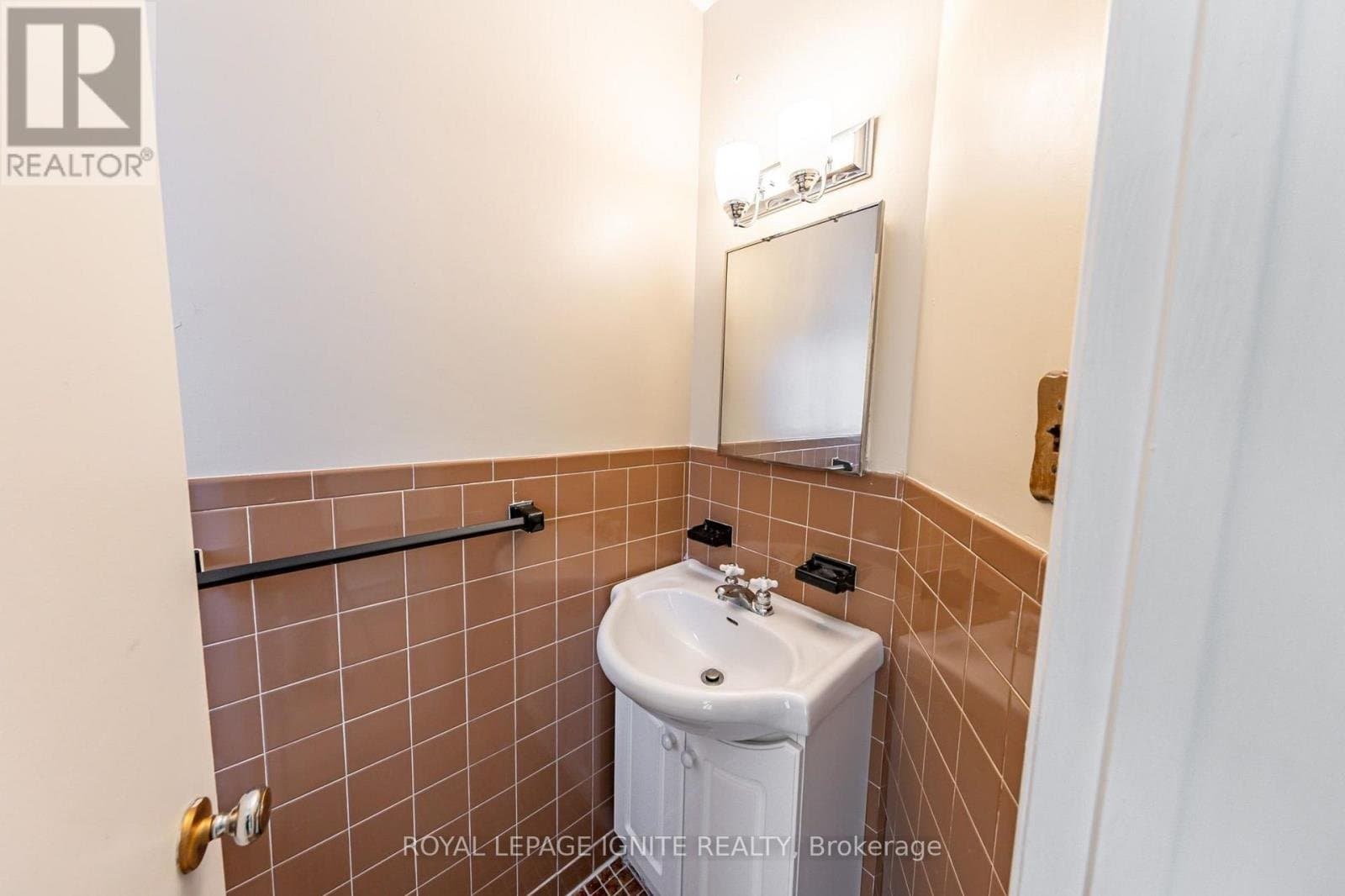 83 Deep Dene Drive - Photo 3