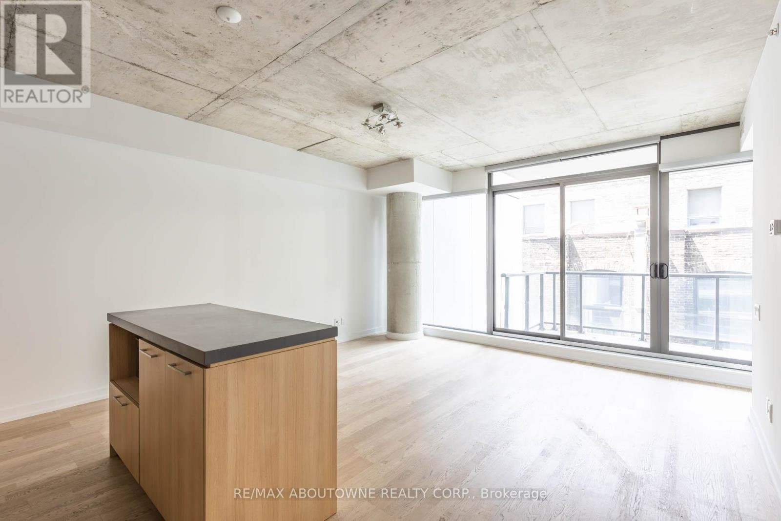 560 King Street - Photo 2