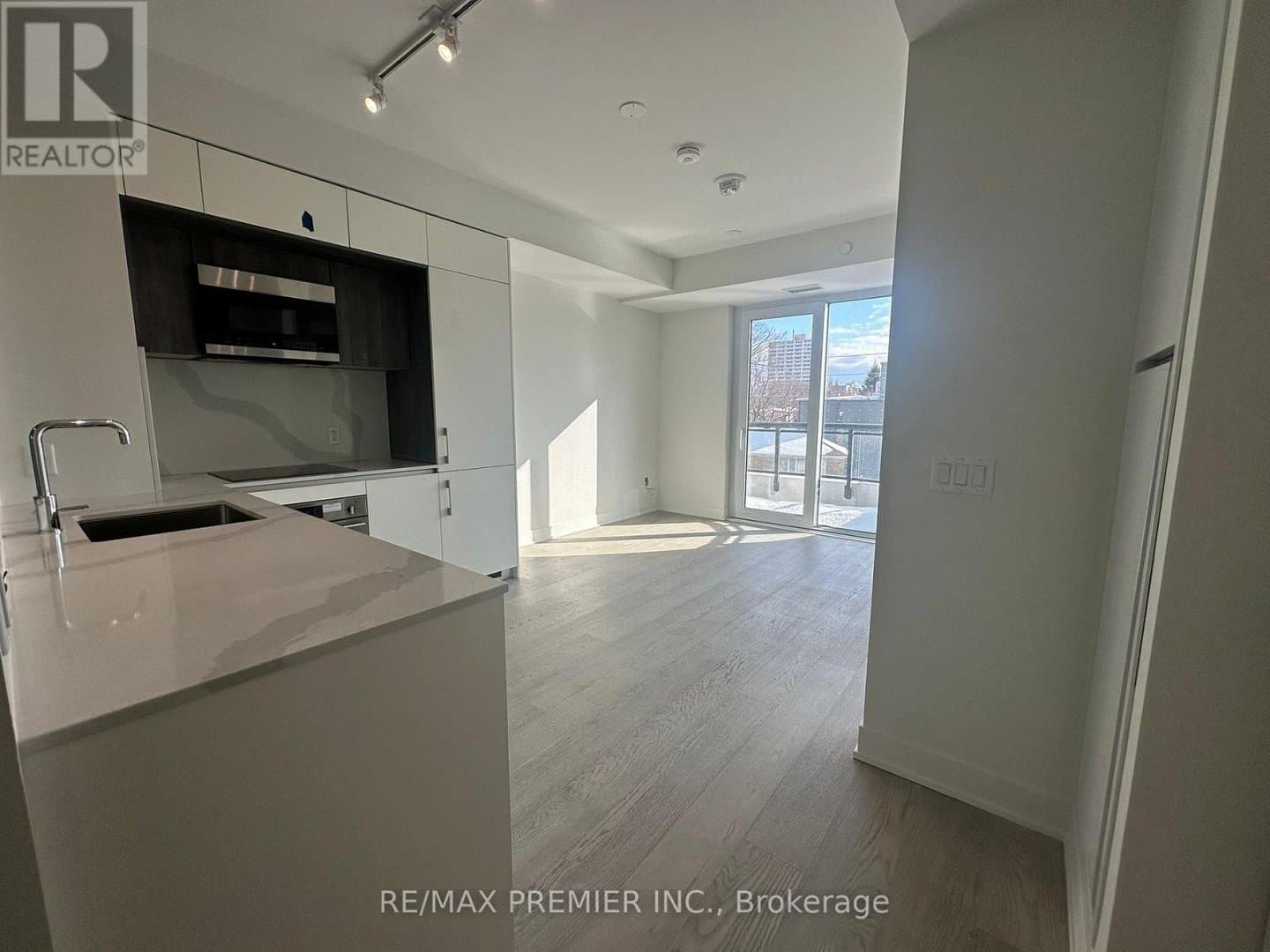 322 Dupont Street - Photo 4