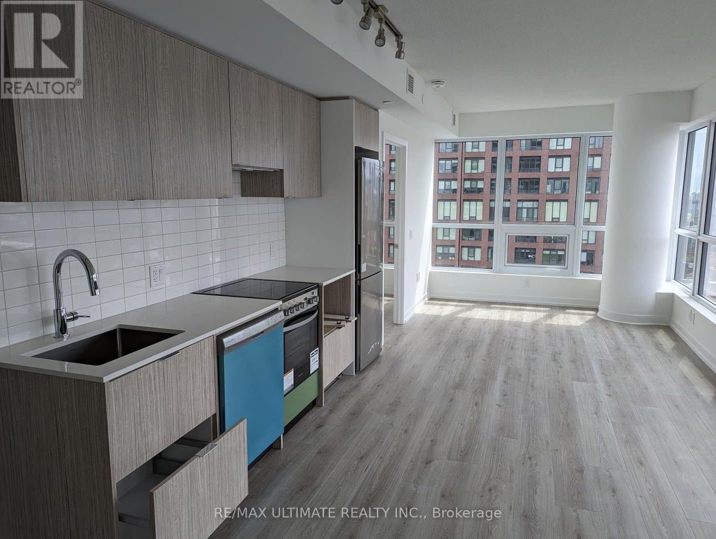 395 Bloor Street - Photo 2