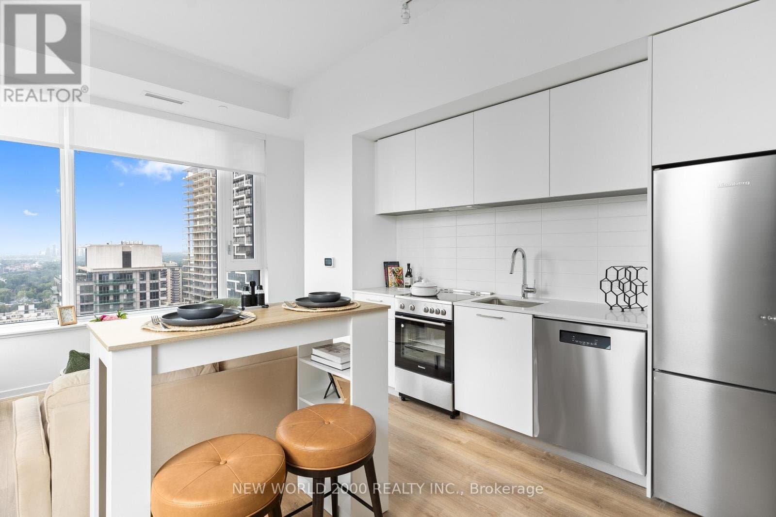 101 Roehampton Avenue - Photo 2