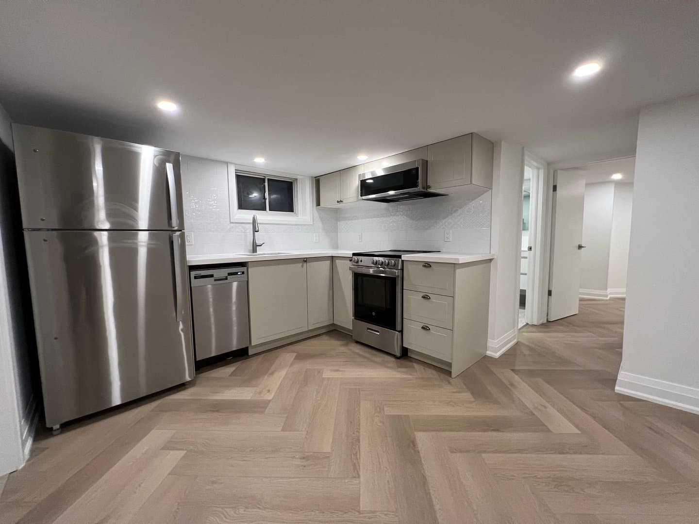 146 Rhodes Avenue - Photo 2