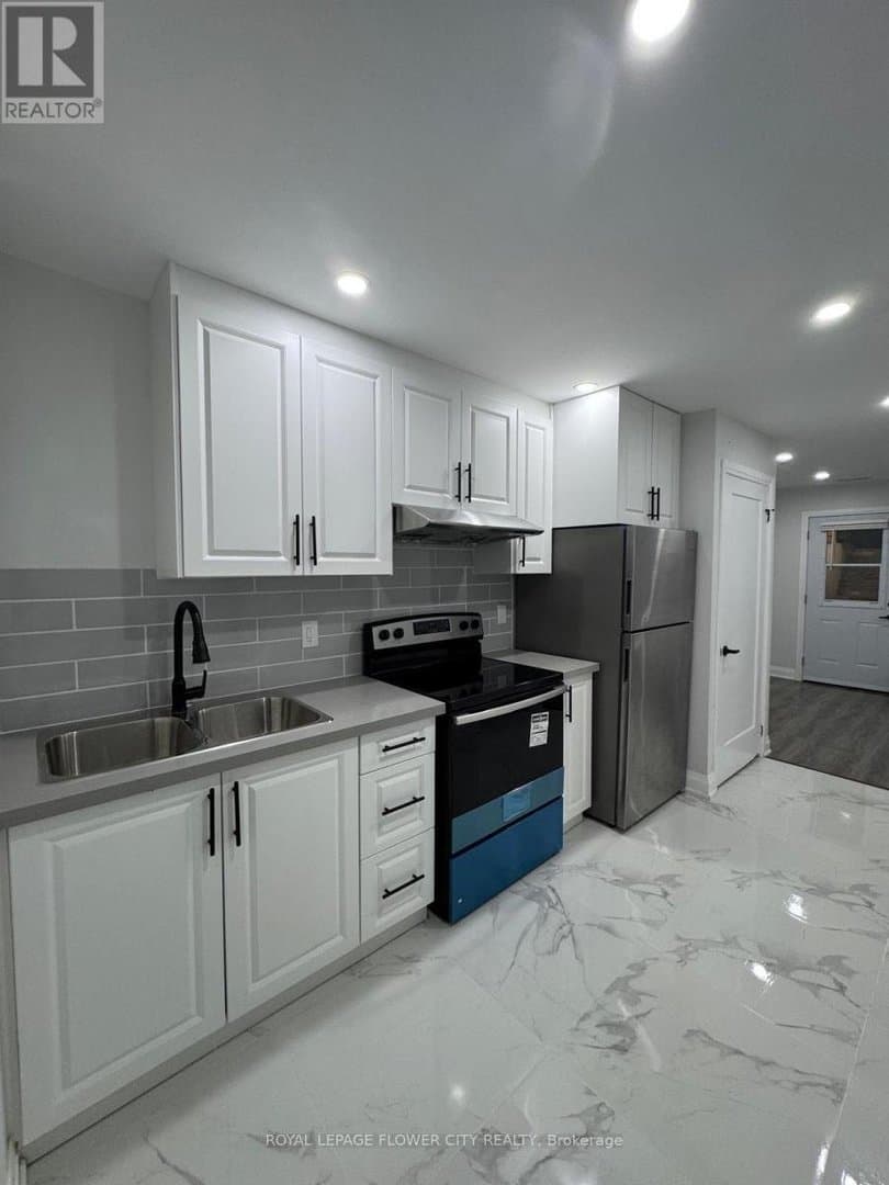 414 perth Avenue - Photo 2