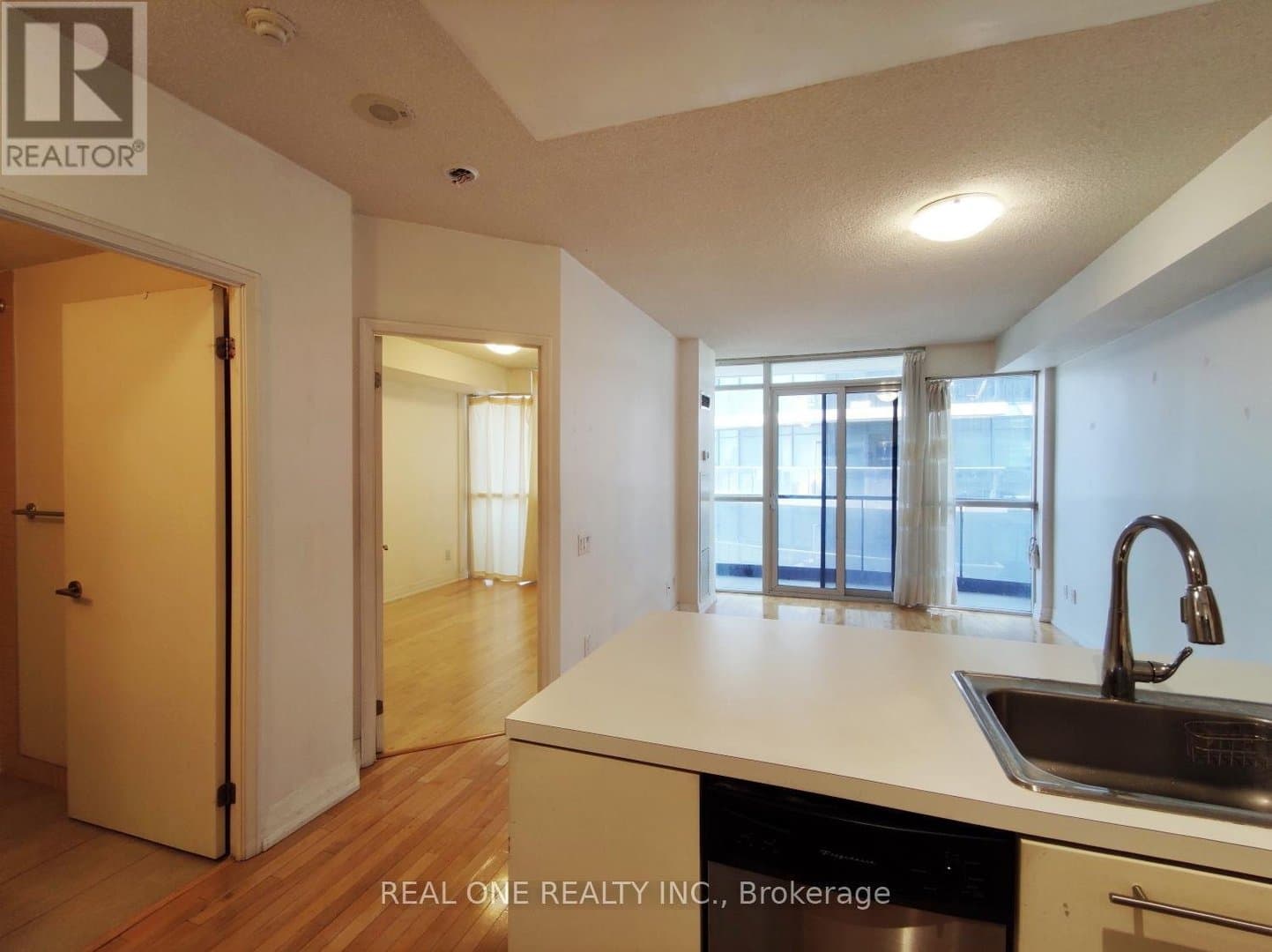 25 Carlton Street - Photo 2