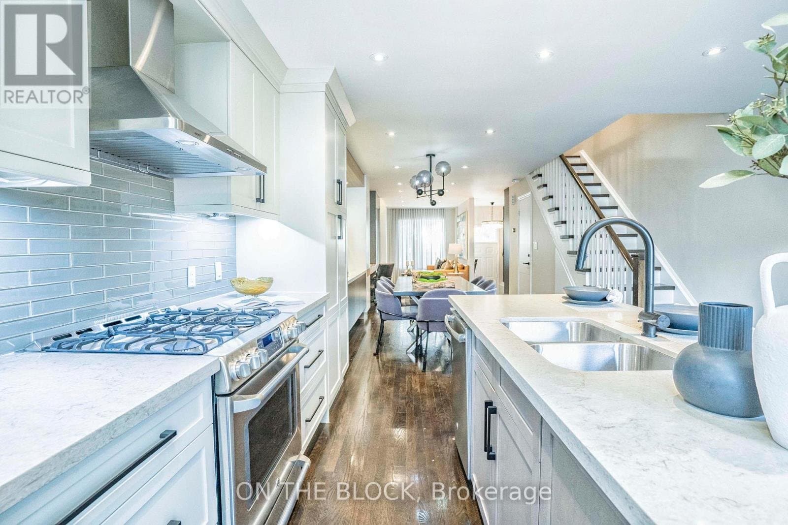 49 Leslie Street - Photo 2