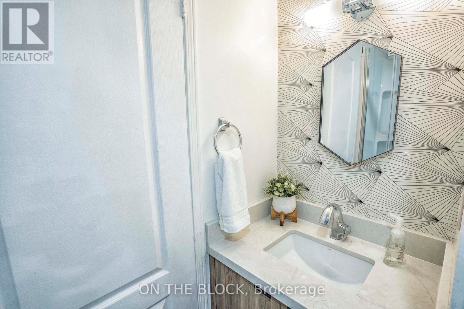 49 Leslie Street - Photo 4