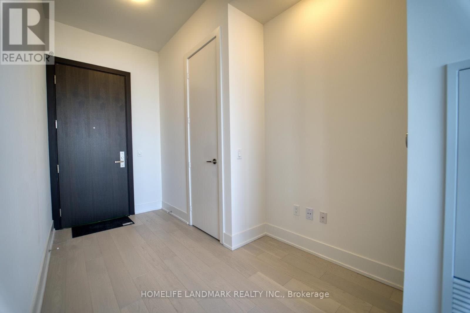 1 Yorkville Avenue - Photo 2