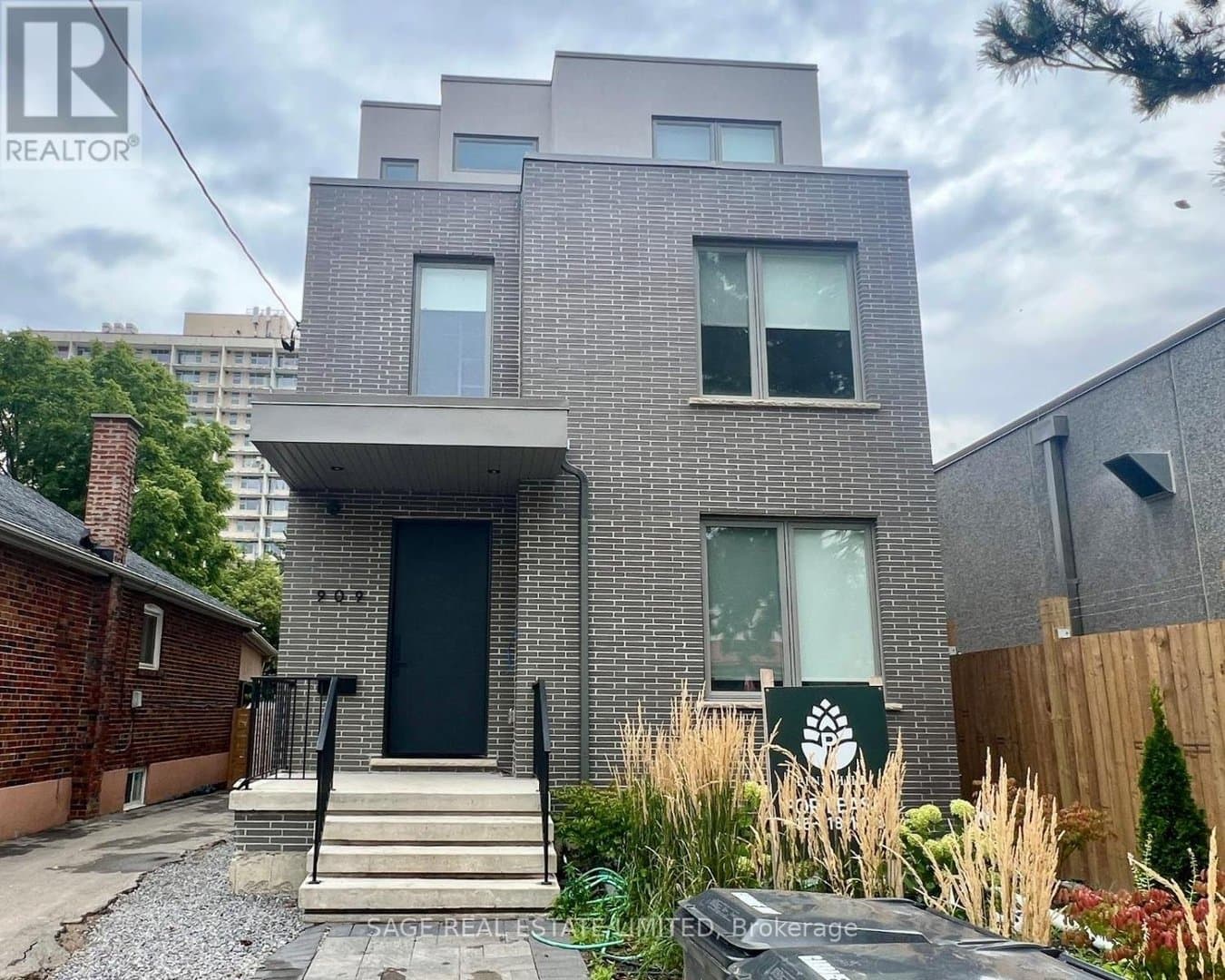 909 Castlefield Avenue - Photo 1
