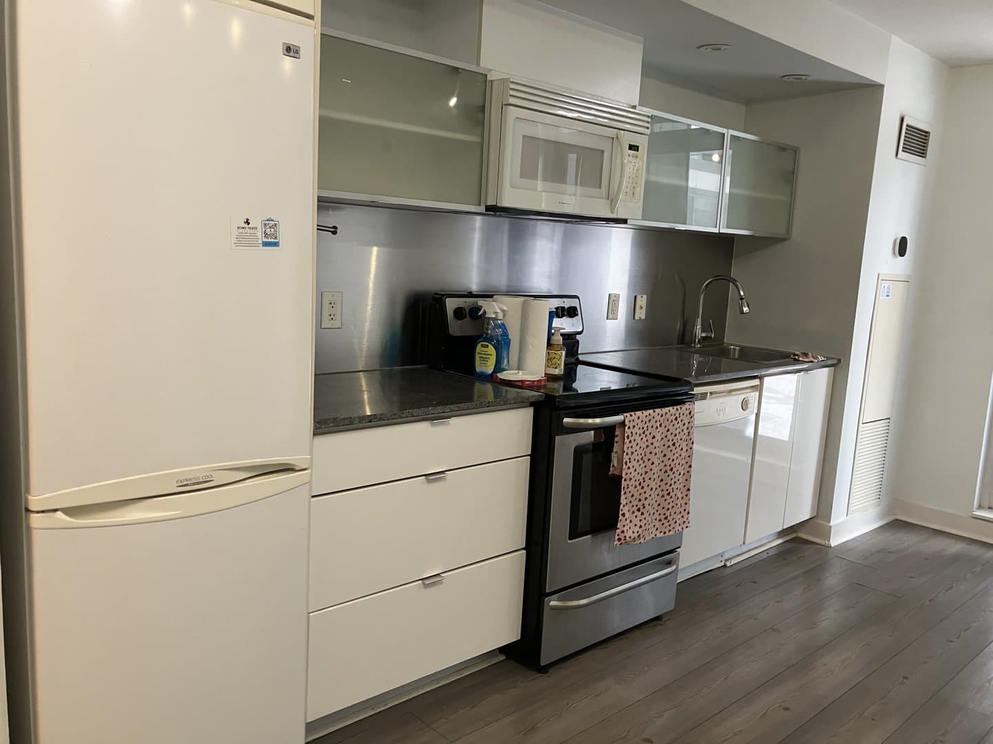 4 Spadina Avenue - Photo 2