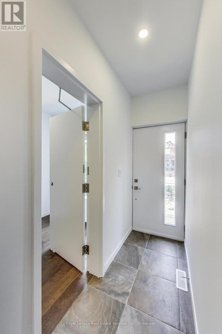 846 Carlaw Avenue - Photo 3