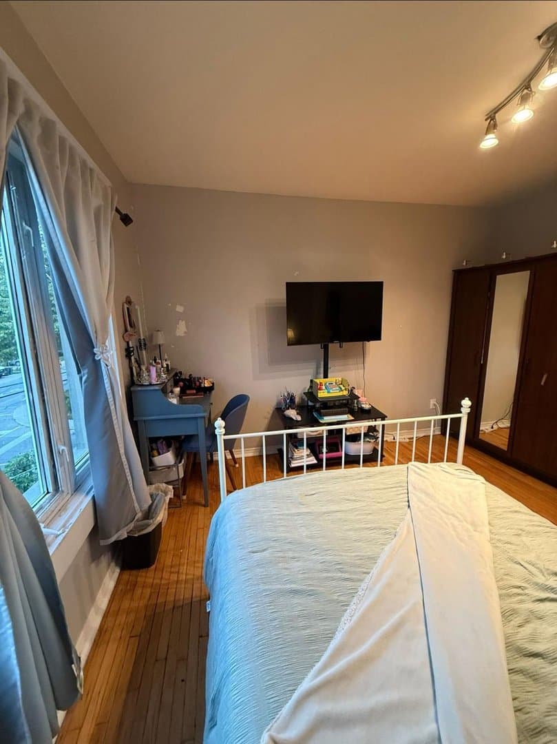 112 Blackthorn Avenue - Photo 2