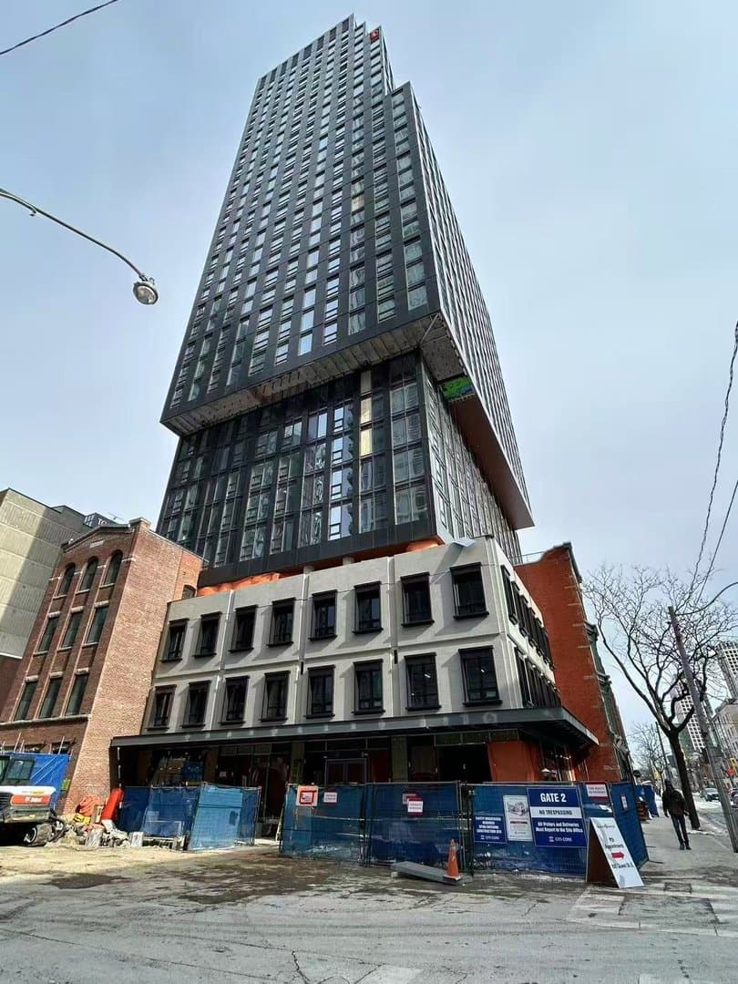 100 Queen Street West - Photo 1