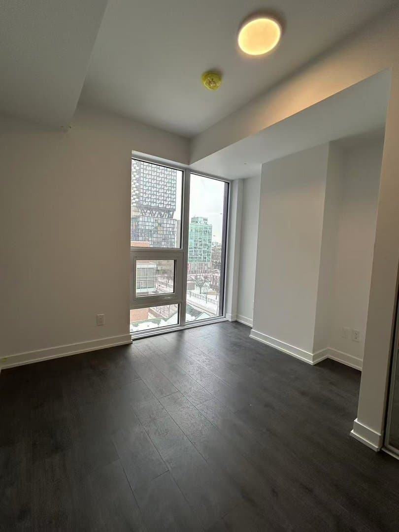 100 Queen Street West - Photo 4