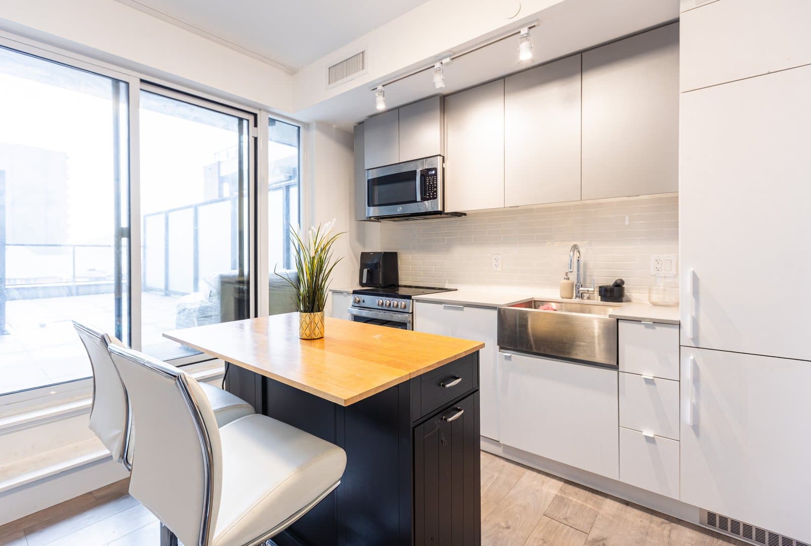 270 Dufferin Street - Photo 3