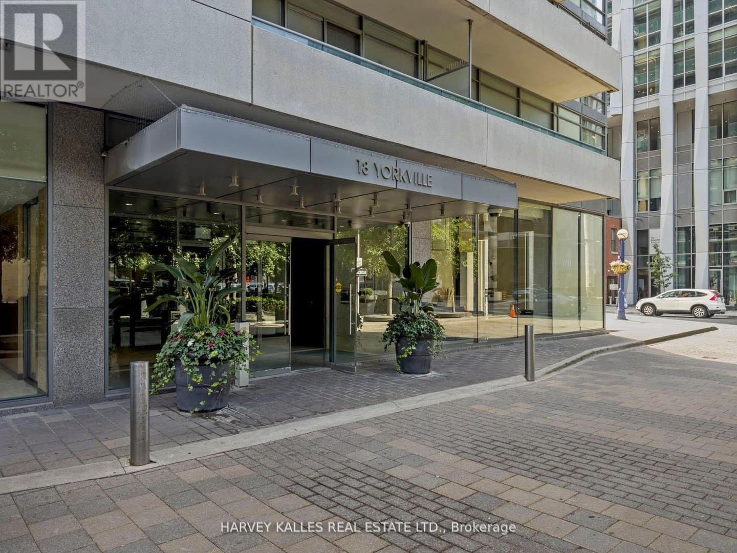 18 Yorkville Avenue - Photo 2