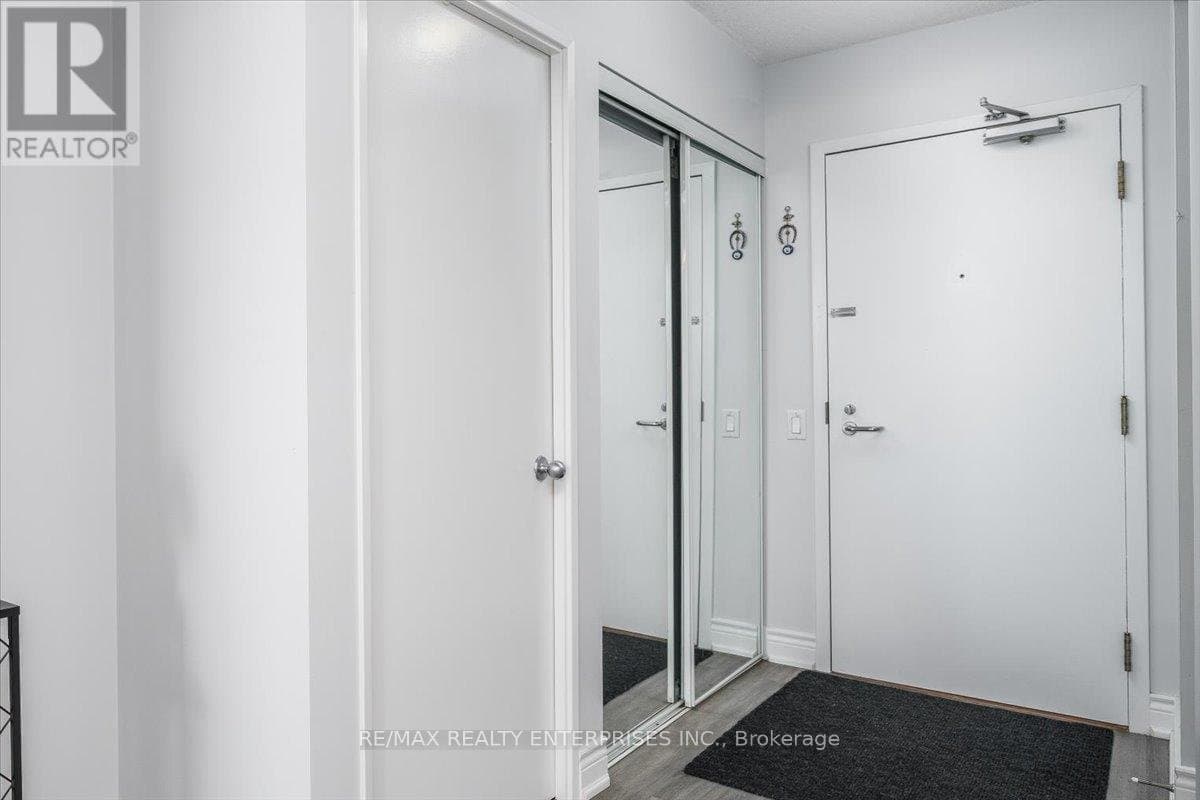 21 Overlea Boulevard - Photo 2
