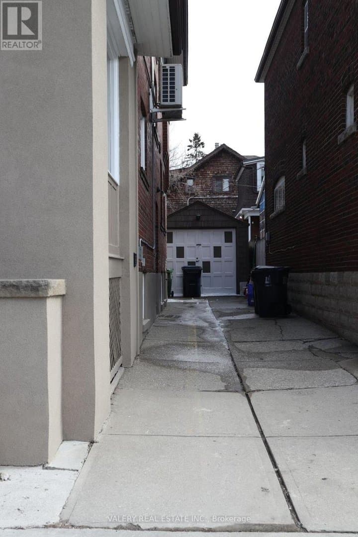 207 Oakwood Avenue - Photo 2