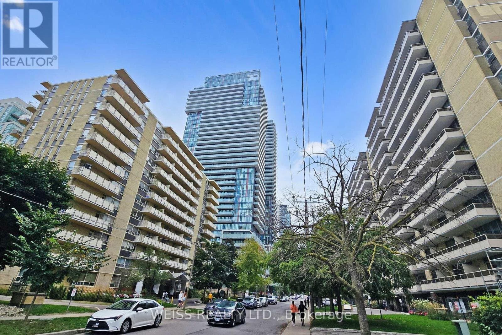 185 Roehampton Avenue - Photo 2