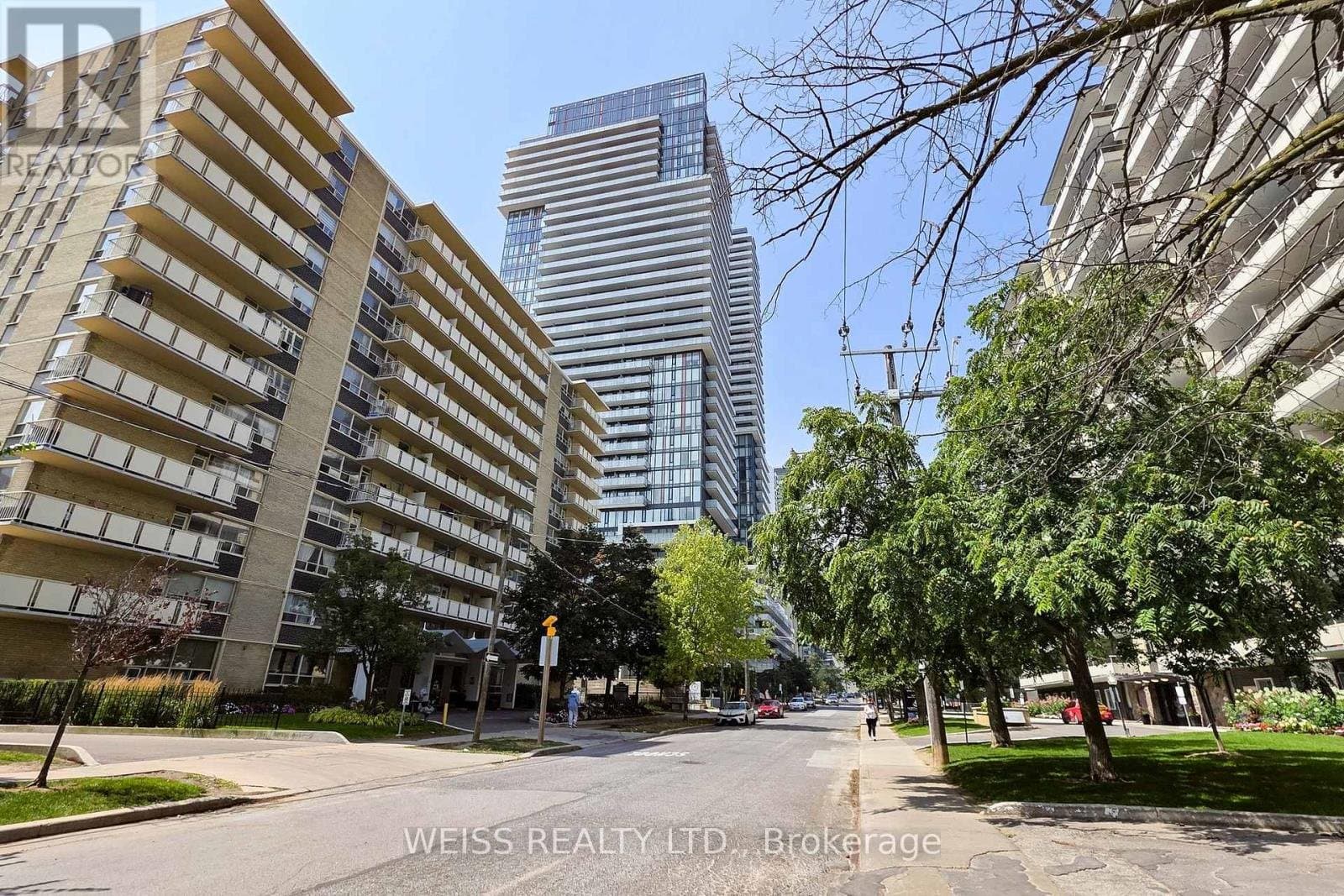 185 Roehampton Avenue - Photo 3
